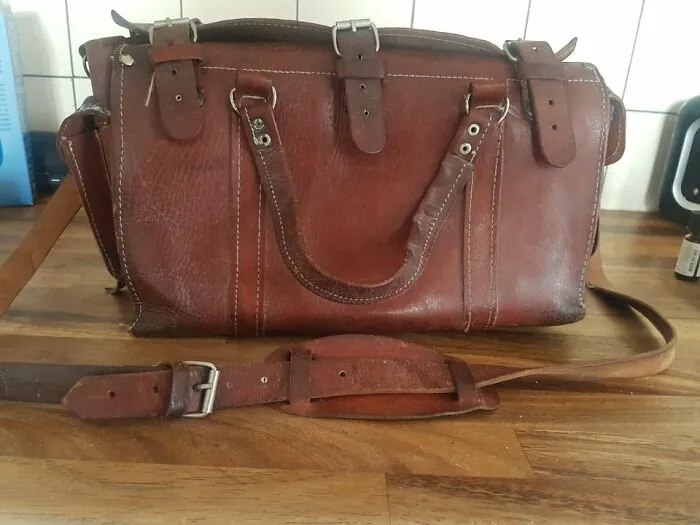 Bolsa para libros Oxford de 1880 aprox. Mi abuelo la usó para el instituto en 1951. Desde entonces la hemos usado toda mi familia y sigue así de bien