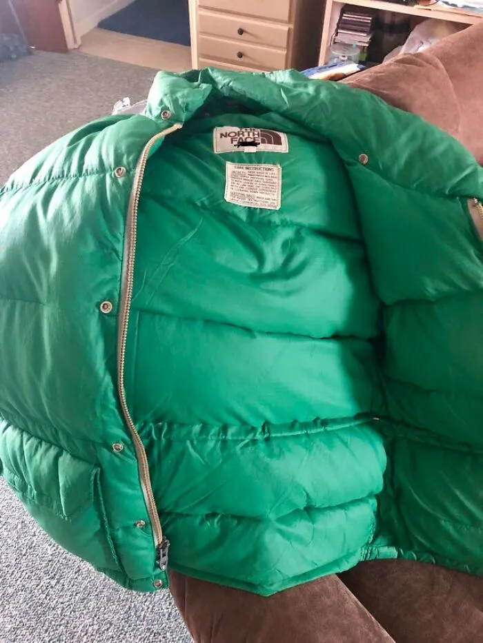 Mis padres se compraron abrigos North Face a juego tras casarse, hace 35 años. Se los han puesto todo este tiempo. Mi padre ya no va a poder usar más el suyo, así quelo voy a usar yo