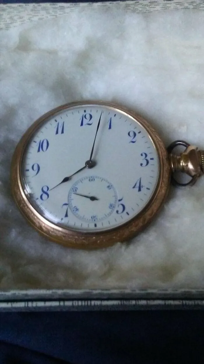 Reloj de bolsillo de mi tatarabuelo, sobrevivió a la 1ª Guerra Mundial y aún funciona