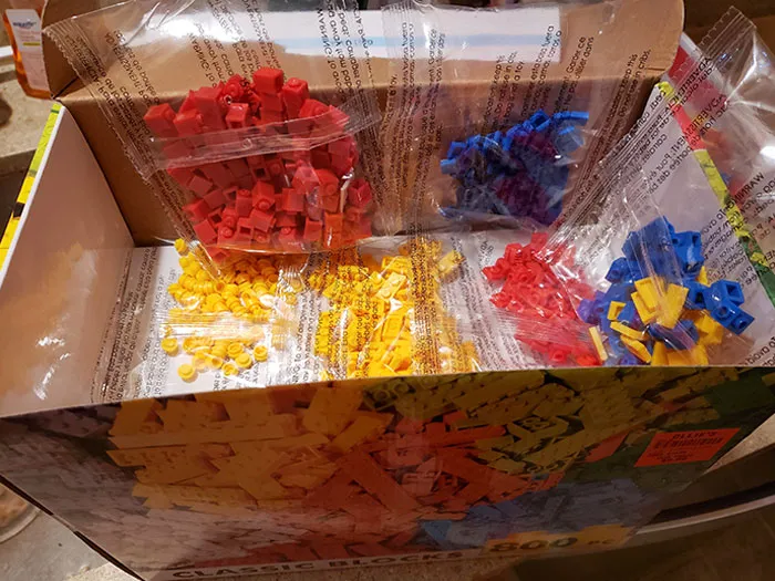 800 Piezas. Sí claro. La caja tiene un tope en la mitad y 550 piezas son pequeñas piezas de puntos. Mi hijo no estaba feliz
