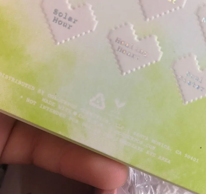 Compré un poco de maquillaje de ojos, me acabo de dar cuenta de que una de las sombras de ojos no es segura para los ojos. Descubierto impreso en blanco sobre un fondo blanco