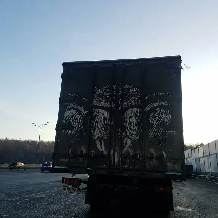 Owners Of Dirty Trucks Find Amazing Drawings On Their Vehicles Left By This Artist (36 New Pics)