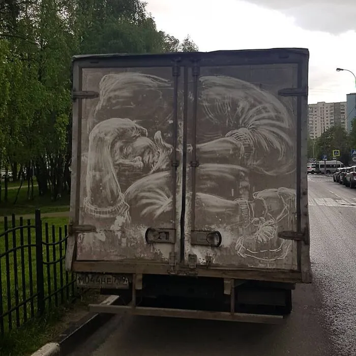 Owners Of Dirty Trucks Find Amazing Drawings On Their Vehicles Left By This Artist (36 New Pics)