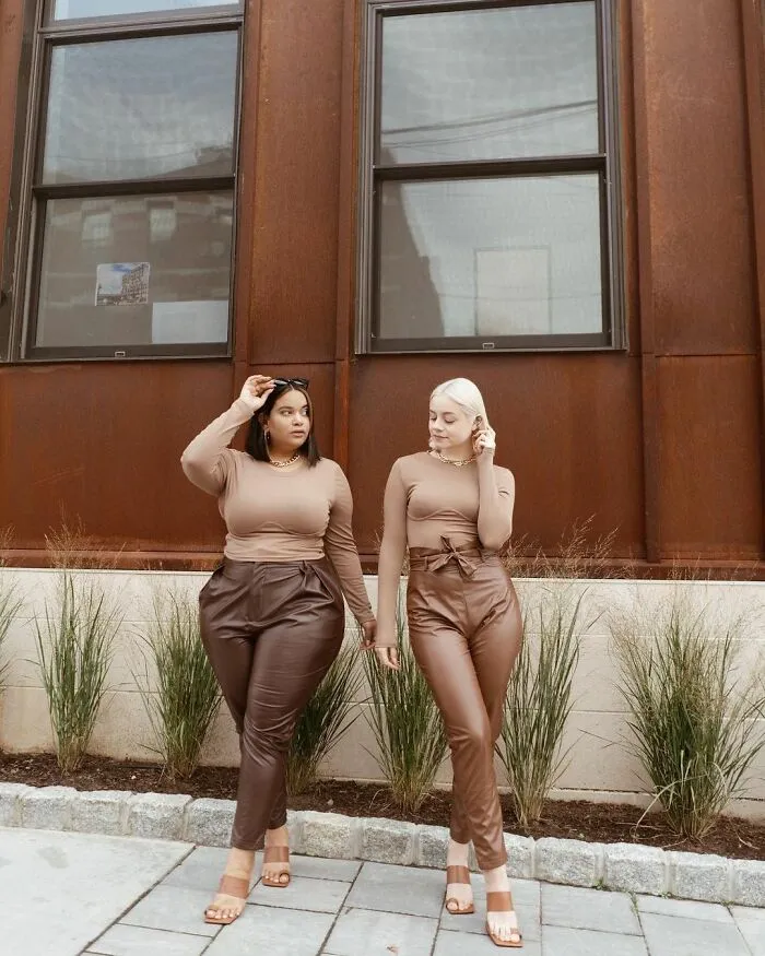 Two Friends Demonstrate How The Same Outfit Looks On Their Different Body Types (36 New Pics)