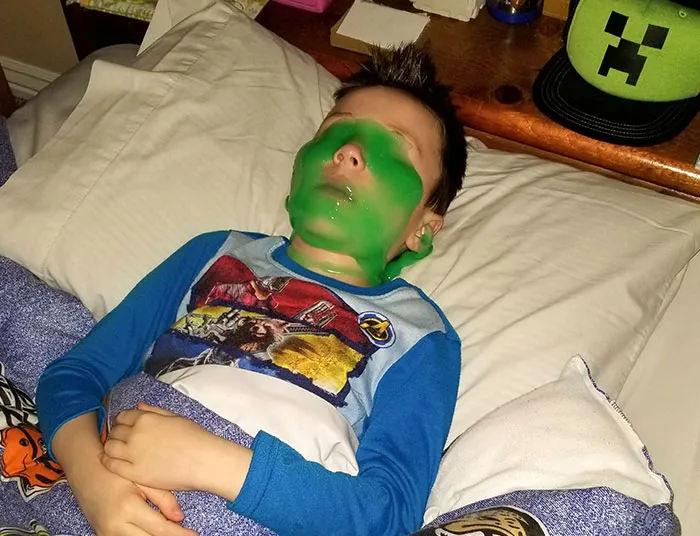 Mi esposa y yo salimos una noche y al volver nuestro hijo estaba durmiendo así