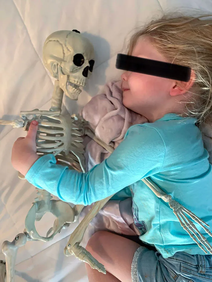 Mi prima de 2 años adora su esqueleto
