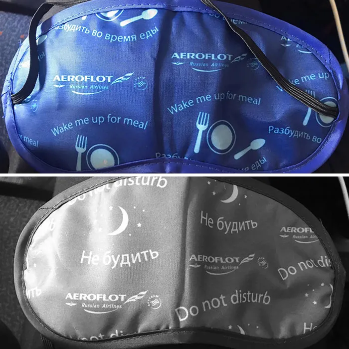 Antifaz para dormir en el avión, con distintos lados, según si quieres que la azafata te despierte para comer o no