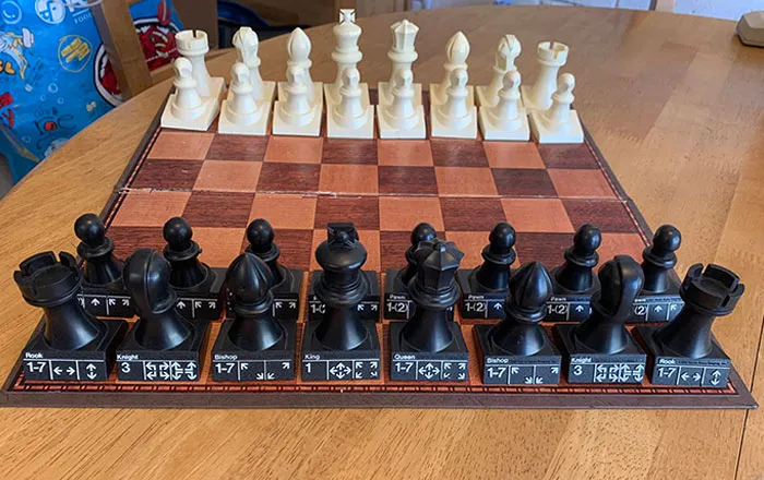Este juego de ajedrez de 1972 tiene los movimientos válidos de cada pieza estampados en la base, ideal para principiantes
