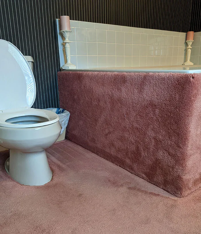 Mis Padres Tienen Un Baño Con Alfombra Que Sube Por Las Paredes De La Bañera. Puntos De Bonificación Por El Terrible Papel De La Pared