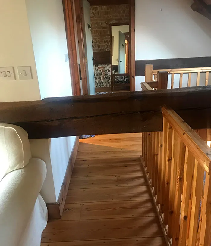 ¿Por Qué Hay Una Viga De Madera En Medio Del Paso Separándolo En Dos Mitades?