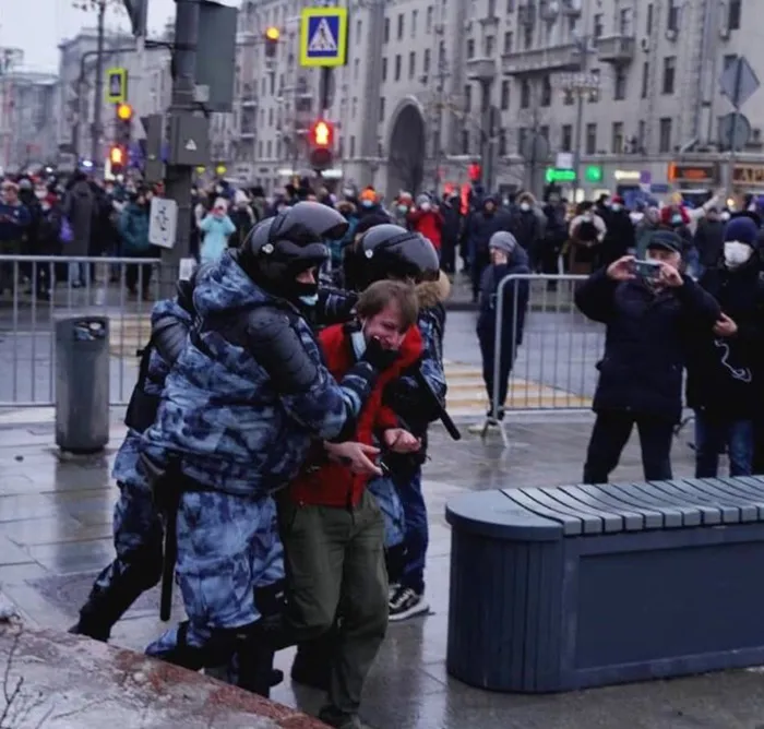 27 Photos Capturing The Massive Anti-Corruption Protests That Are Currently Happening In Russia