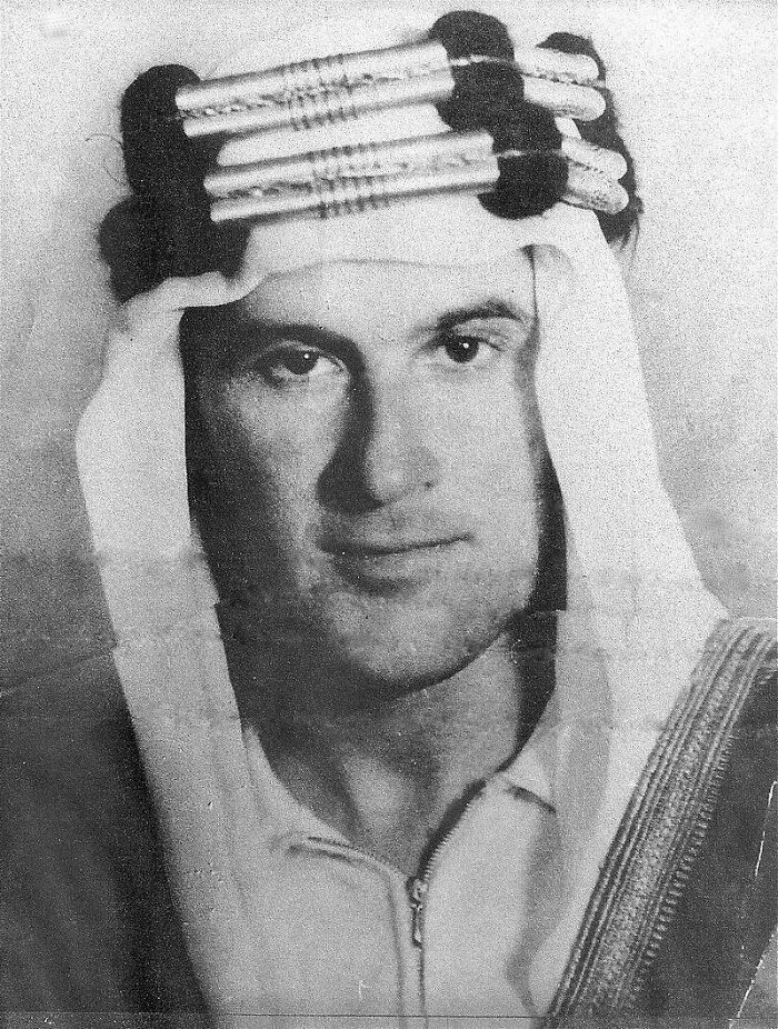 Black and white portrait of a man wearing traditional Middle Eastern headwear, illustrating interesting facts people didn’t learn at school.