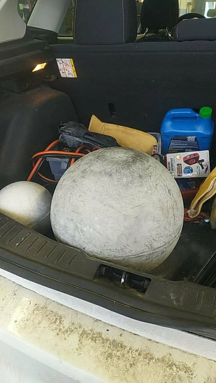 Un cliente me pidió que le pusiera la rueda de repuesto. Vi una bola de cemento Atlas en la parte de atrás. Esas cosas son de cemento sólido y pesa como 68 kg. Dije que de ninguna manera. No me voy a reventar la espalda en un trabajo por el que no me pagan