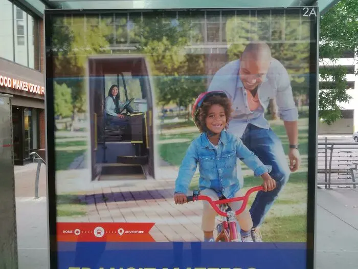 Anuncio extraño de transporte público con la conductora saliendo de la nada
