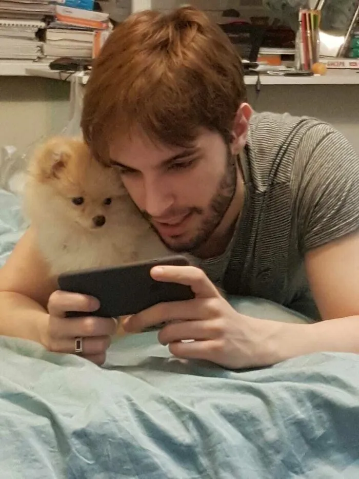 Escuché a mi novio explicándole emocionado un juego a alguien. Cuando fui a ver, los encontré así