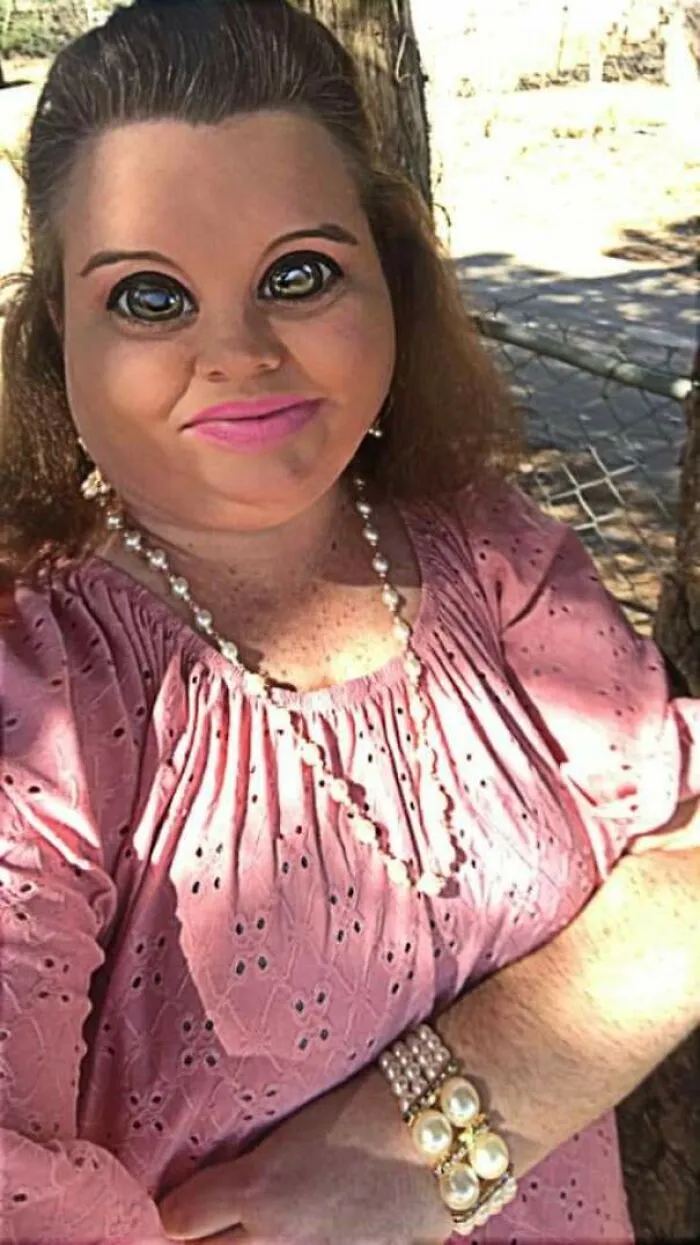 Alguien necesita quitarle el teléfono a su madre (en los comentarios jura que no editó la imagen)