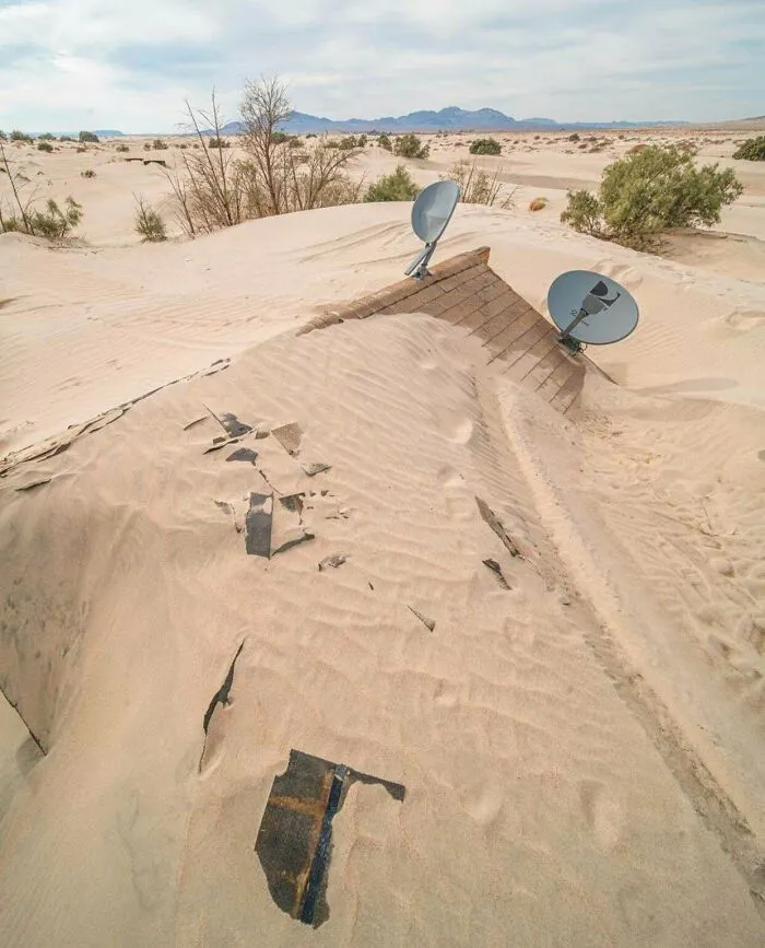 Casa abandonada reconquistada por el desierto en California