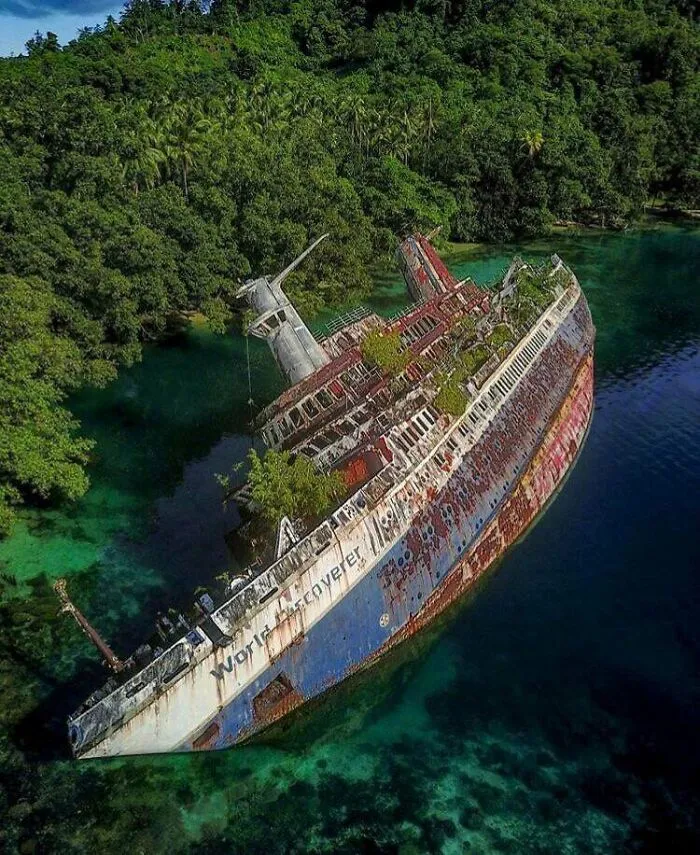 Ms World Discoverer era un crucero alemán que chocó contra un arrecife en las islas Salomón el 29 de Abril de 2000