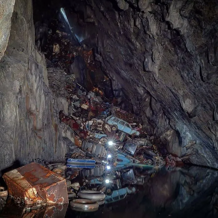 Cueva llena de coches viejos
