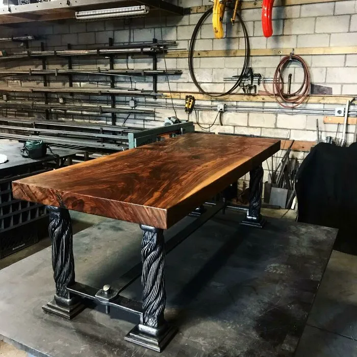 Aquí hay un prototipo de mesa que estamos haciendo usando las cuerdas originales del puente Golden Gate y la tapa de nogal claro ¡Ambos tienen más de 80 años!