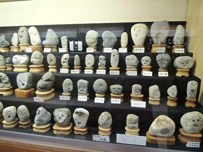 Este Museo en Japón que muestra varias rocas formadas naturalmente con caras de forma única