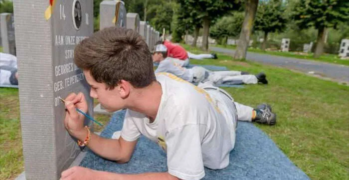 Estos niños belgas están haciendo una restauración en las tumbas de los soldados de la Primera Guerra Mundial