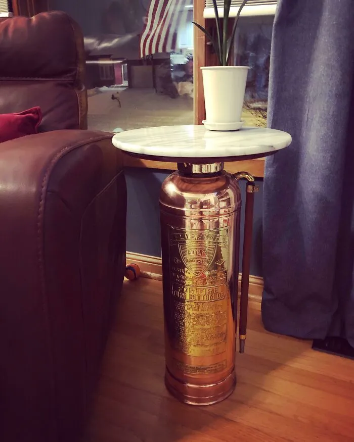 Mi esposo y yo transformamos a este antiguo extintor de incendios, que le regaló un compañero de trabajo, en una mesa auxiliar. Usamos una superficie superior de mármol que hallamos por $1 en una venta de garaje. ¡Estoy realmente encantada con cómo ha resultado!