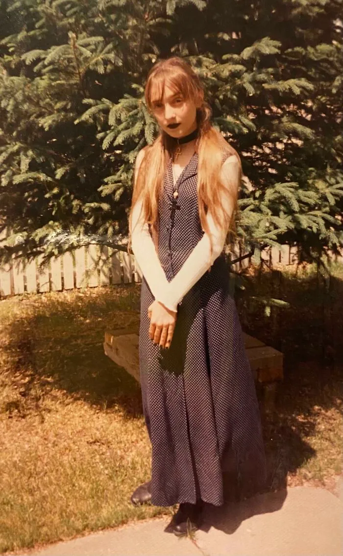 Llamo a este look  “abuela cristiana gótica” y fue bastante atrevido para una niña de 12 años en 1995