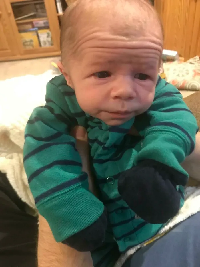 Mi hijo. El certificado de nacimiento dice 1 semana, pero las arrugas de la frente dicen que es tu abuelo de 80 años que se parece vagamente a un bulldog y se queda dormido en su sillón mientras mastica un cigarro