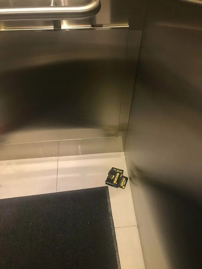 Un tipo al que veo a menudo en el ascensor donde vivo se sacó esto del bolsillo y dijo casualmente: "Oh, siento que hayas tenido que ver eso". Luego lo dejó en el ascensor cuando se bajó...