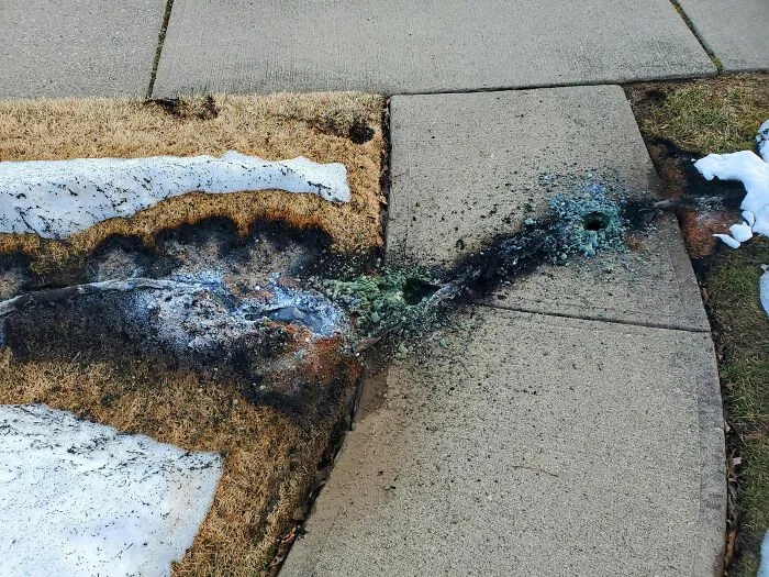 Un cable de alta tensión cayó, estaba tan caliente que se derritió a través de la acera y convirtió la arena debajo en vidrio