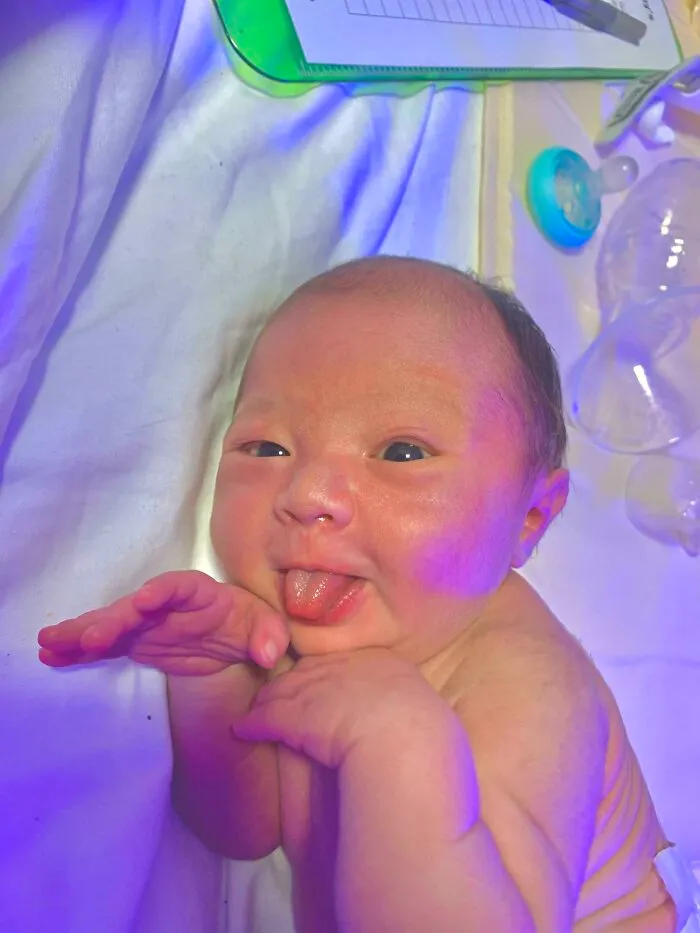 Nacida en la hora 21 del día 21 del año 21 del siglo 21, aquí está mi hija recién nacida posando para la cámara