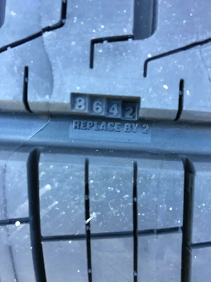 Este neumático Goodyear tiene la medición de la profundidad de la banda de rodadura incorporada en el caucho