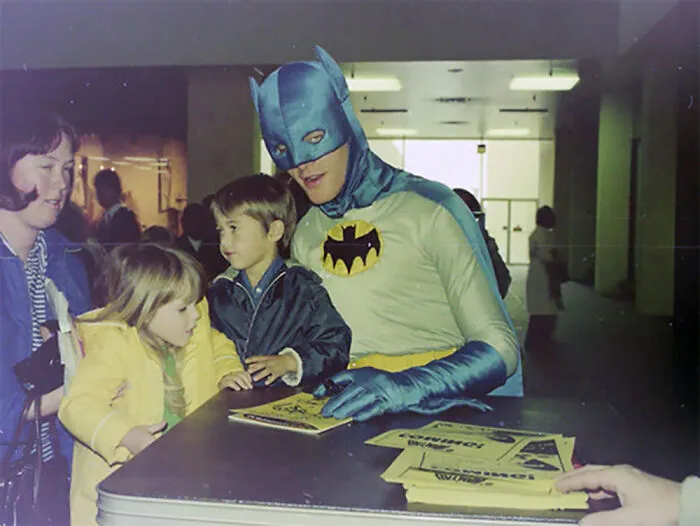 30 Funny And Awkward Pics Of Kids Posing With Superheroes And Popular Characters In The '70s And '80s