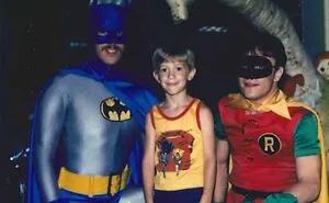 30 Funny And Awkward Pics Of Kids Posing With Superheroes And Popular Characters In The '70s And '80s