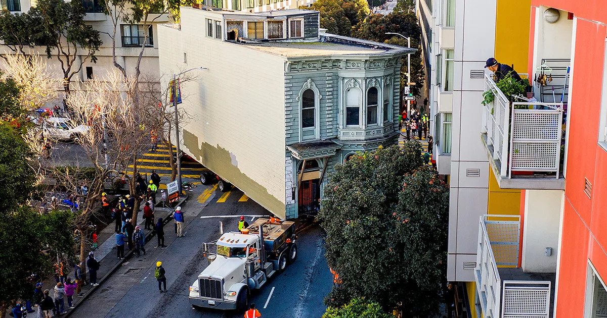 Un hombre pagó 400,000$ para que su casa victoriana de 2.6$ millones fuera trasladada 7 manzanas en San Francisco