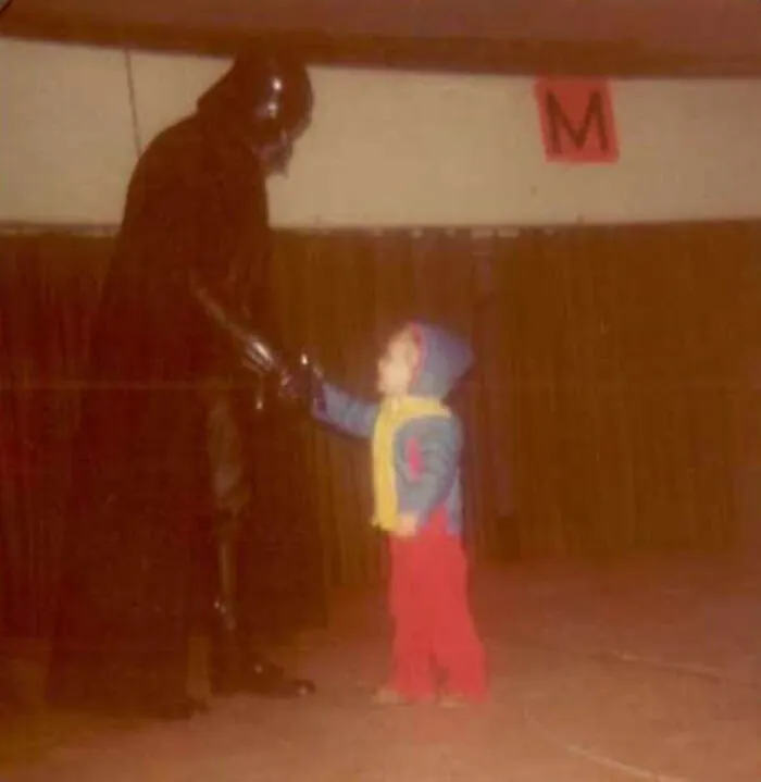 30 Funny And Awkward Pics Of Kids Posing With Superheroes And Popular Characters In The '70s And '80s