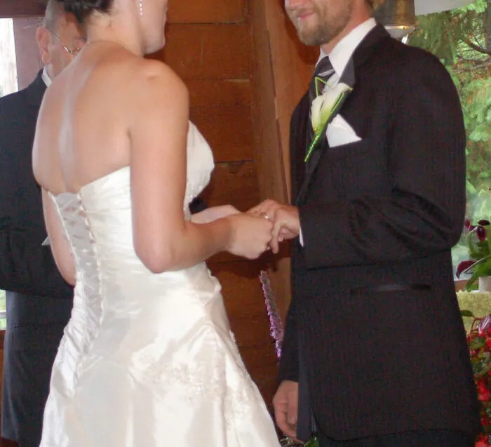 'This Ends In Divorce': 39 Wedding Industry Workers Share The Moment They Saw Red Flags Fly Above The Bride And Groom
