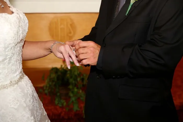 'This Ends In Divorce': 39 Wedding Industry Workers Share The Moment They Saw Red Flags Fly Above The Bride And Groom