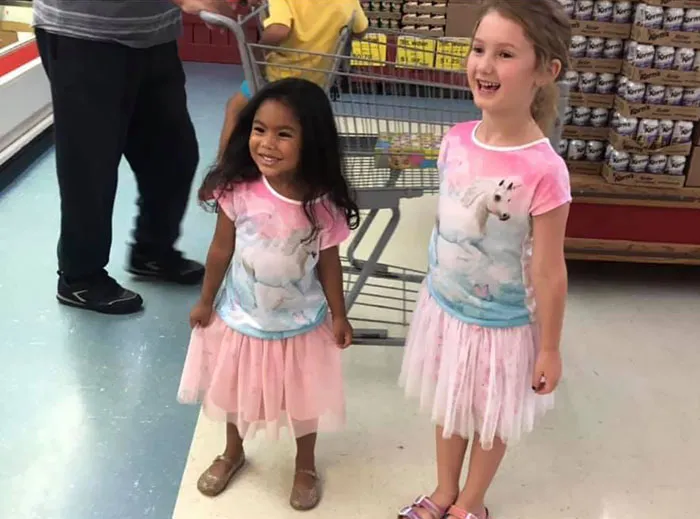 Kate gritó en la tienda "¡Papá tengo una gemela!" El mundo podría aprender de los niños