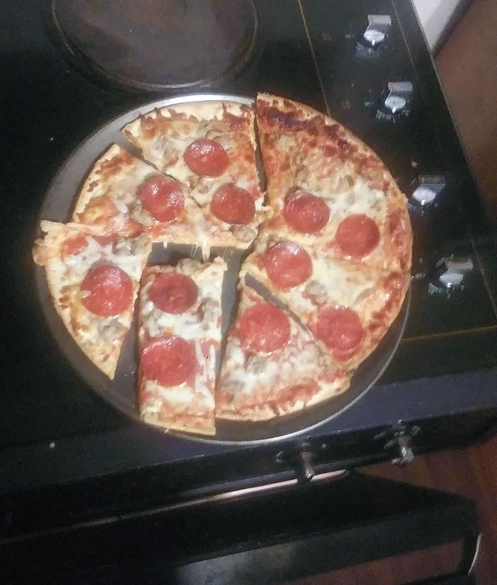 Así es como corto mi pizza para evitar cortar el pepperoni. Mi novia dijo que lo publicara en Internet