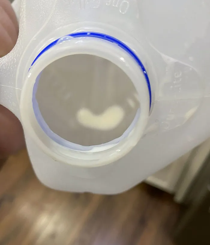 Fui a la nevera a por leche para mis cereales pero alguien había guardado la leche con esta cantidad