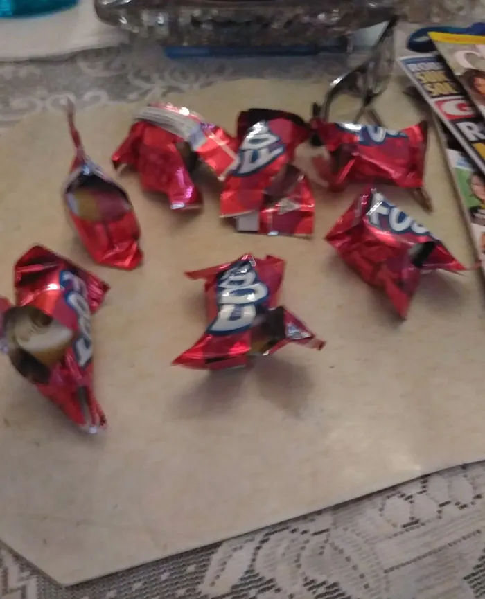Mi hermana los abre para comprobar el sabor y lo devuelve si no lo quiere. El sabor también está impreso en la parte inferior del envoltorio