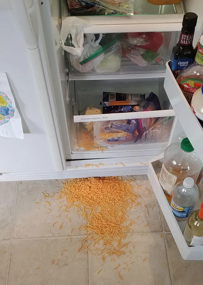 Mi novia no cierra la bolsa bien y la mete al revés