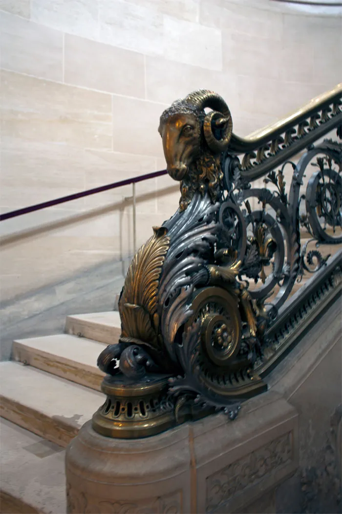 Una escalera del siglo XIX en un castillo francés