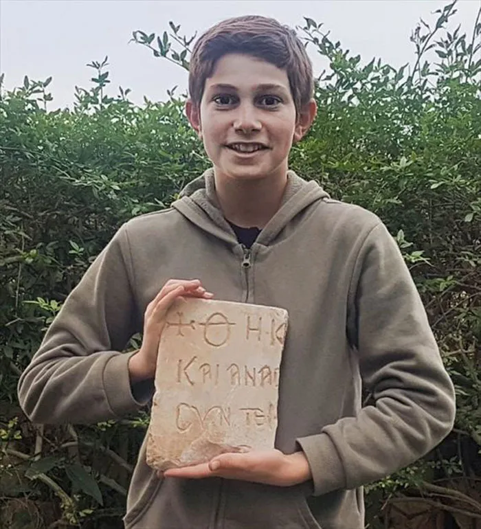 Este chico encontró una inscripción funeraria de la época bizantina