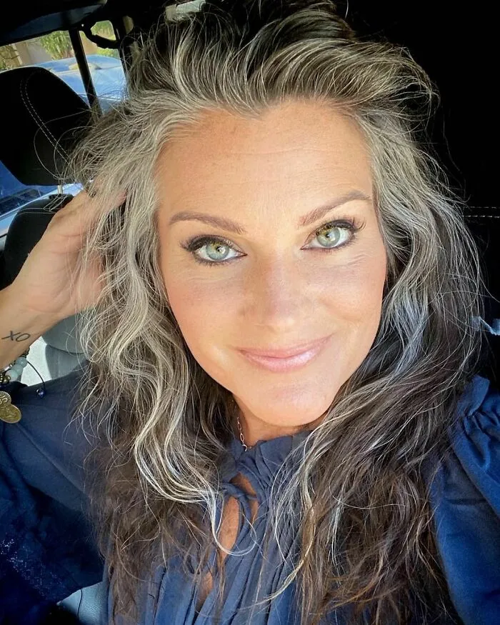 These 30 Women Who Ditched Dyeing Their Hair Look So Fabulous, They May Convince You To Do The Same (New Pics)