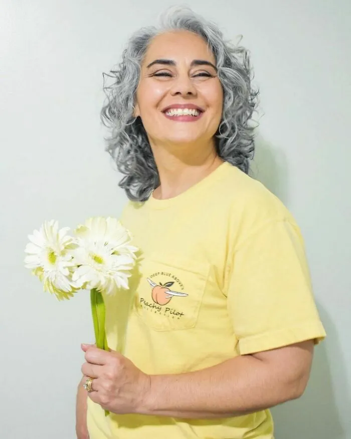 Estas 25 mujeres dejaron de teñirse el cabello, y se ven tan fabulosas que te convencerán de hacer lo mismo (nuevas fotos)