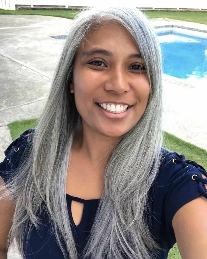 Estas 25 mujeres dejaron de teñirse el cabello, y se ven tan fabulosas que te convencerán de hacer lo mismo (nuevas fotos)