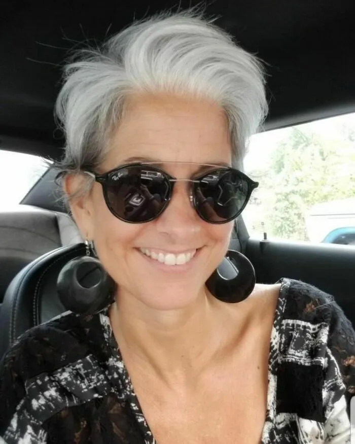 Estas 25 mujeres dejaron de teñirse el cabello, y se ven tan fabulosas que te convencerán de hacer lo mismo (nuevas fotos)